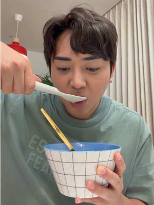 Trying the $200 Japanese Electric Salt spoon by Kirin 🥄🇯🇵 This makes food taste saltier without adding extra salt! Good for people who can’t consume too much sodium! 🧂#japanesetechnology #electricsalt #electricspoon #tastetest #kirin 