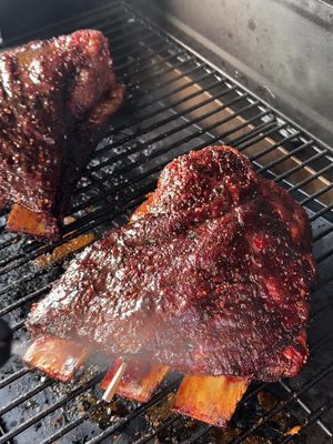 DINO RIBS- Often dubbed the best bite in BBQ—and one bite in, you’ll understand why. 🔥 These beef ribs are sweet, smoky, and downright dangerous with that Whiskey Dust + maple syrup combo. Sticky delicious. Big bark. No leftovers. #Traeger #TraegerGrills #TraegerRecipes #Traegerhood #BeefRibs #BBQ #SmokingMeat #LowAndSlow #BackyardBBQ #GrillSeason