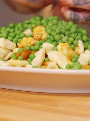 OUR NATION IS BUILT ON CHEESE CURDS FRIES AND GRAVY! OUI MON AMIES THIS IS HOT DOGS PEAS IN A POUTINE THIS SHOULD BE OUR NATIONAL DISH I WANT TO DROWN IN THIS GRAVY POT OF LIFE MERCI MONTREAL MERCI QUEBEC BIENVENUE A LA COOKIN’ SOMETHIN’!