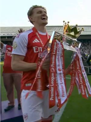 For the first time in 22 years, @arsenal lift the Premier League trophy. 🏆🔴 💥