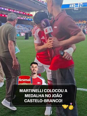 MARTINELLI 🤝 JCB 🥰🎖 Após o apito final de Crystal Palace x Arsenal, que coroou o título de campeão da Premier League dos Gunners, Gabriel Martinelli conversou com João Castelo-Branco e, ao vivo, colocou sua medalha no jornalista. 🥰 #PremierLeagueNaESPN #Arsenal #Martinelli