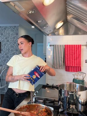 Nothing beats pasta at home with my favorite people 💙 Pick up @barilla pasta to create your own Domenica Italiana #ad
