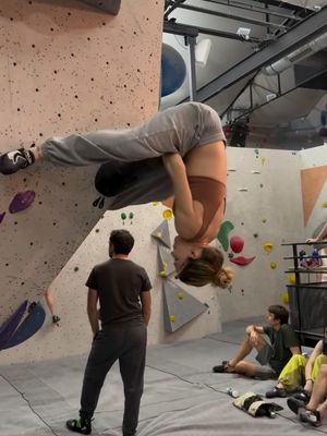 That's one way to do it! 🔥 ( 🎥 @ju_escalade ) #Unreel #Extreme #Bouldering #Escalade