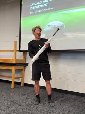In 2025, Rikuu Nishida was gifted a signed bat from Ichiro. Today, he’ll wear the same No. 51 😱 #surprise #MLB #ichiro