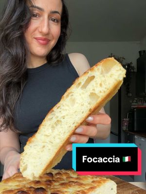 Focaccia 🇮🇹 La vraie recette italienne  Voici la recette de cette délicieuse focaccia ! Tu vas voir il y a très peu d’étape dans la recette, pas de pétrissage mais un temps de repos d’une nuit au réfrigérateur.  Cette étape de fermentation va permettre d’obtenir beau un réseau de gluten donc une focaccia bien alvéolée et un goût incroyable.  La recette pour un plat en métal de 23x33 cm :  - 420 ml d’eau tiède ( 28 degrés pour moi)  - 4g de levure boulangère instantanée  - 5g de miel - 15g d’huile d’olive  - 11g de sel  - 500g de farine à 14g de protéine (ou 12g minimum)  1/ Tu mélanges tous les ingrédients à la cuillère 1 à 2 min.  2/ Tu laisses reposer la pâte 15 min et tu vas faire 4 rabats en mouillant tes mains avec de l’eau froide. Tu couvres la pâte.  3/ tu laisses reposer la pâte encore 15 min, tu fais 4 rabats. Tu répètes l’opération une 3e fois, tu couvres et tu laisses fermenter 1 nuit au réfrigérateur. Tu peux aussi la faire au robot : tu mélanges tous les ingrédients et tu pétris 15 min à vitesse moyenne. À la fin du pétrissage la pâte doit se détacher des bords et former une boule. Tu couvres la pâte et tu la mets au frigo pour la nuit.  4/ Le lendemain tu déposes la pâte (sans la dégazer) dans un plat huilé, tu fais 4 rabats et tu laisses reposer 2h à température ambiante en couvrant le plat.  5/ Tu déposes un bon filet d’huile d’olive sur la pâte et tu fais des trous dans la pâte du bout des doigts. Il va y avoir plein de bulles qui font apparaître 🥰 tu mets de la fleur de sel, du romarin ou les ingrédients de ton choix ;) 6/ cuisson : environ 25 min à 220 degrés .  Enjoy !  Ps : si tu n’as pas le temps de laisser la pâte reposer une nuit au réfrigérateur, tu la laisses pointer 1h30 après avoir fait les 3 séries de rabats ( espacées de 15 min) puis encore 1h après l’avoir déposer dans le plat huilé. Tu reprends à l’étape 5/ J’ai testé, ça fonctionne mais elle sera un peu moins alvéolée 👍🏼 #FoodLover#focaccia#italianfood#recipes#Foodie 