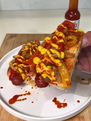 Classic Memorial Day meal Celebrate with loaded hot dogs with grilled onions and bell peppers—don’t forget the Tapatío for that perfect spicy finish. 🌭 thank you to all Veteran and active members of the military