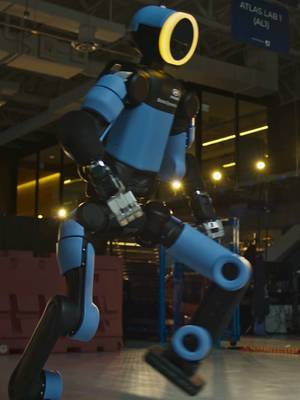 Atlas takes its first steps into the world of football From basic drills to celebrations - every step is a beginning Next Starts Now #Hyundai #BostonDynamics #NextStartsNow #Atlas #SchoolofFootball 