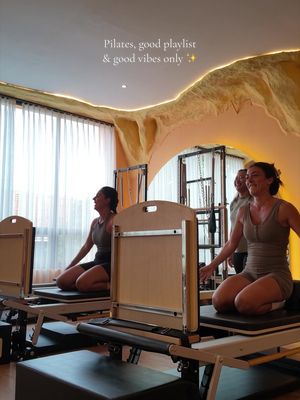 Pilates, good playlist, good energy ✨🫶🏼 Le meilleur moyen de prendre soin de soi tout en passant un bon moment 🤍 @RIVIERA PILATES BALI 