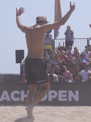 Point earned. 😮‍💨 After incredible defensive efforts in the Huntington Beach Open Finals, Miles Evans terminates the rally with the roll shot. #AVPBeach #BeachVolleyball
