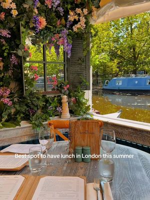 Right in Little Venice, The Summerhouse is one of those places that makes you forget you're in London for a second.  You sit down for lunch and suddenly it's three hours later, the light has changed and no one at the table is in a rush to leave. Boats drift past, drinks stay cold and everything feels like it's moving at a slower, better pace. It's the kind of spot that isn't just for lunch in summer, it becomes your whole afternoon and sometimes your evening too. 💛 Restaurants in London, where to have lunch in London, dinner dates london, lunch dates london, Al fresco dining London #thesummerhouse #visitlondon 