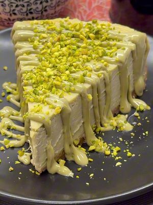 Cheesecake pistacho y chocolate blanco!😋🍰 Cremosa, aterciopelada y fácil de hacer: bate, hornea y disfruta de cada bocado lleno de pistacho y chocolate fundido… ¡Un placer para los sentidos!😋 • INGREDIENTES (molde 23cms): 600 grs. queso crema 400 grs. nata montar (35%) 3 huevos L 200 grs. crema pistacho puro 150 grs. chocolate blanco 10 grs. maicena • PARA LA BASE: 80 grs. galletas 70 grs. mantequilla • En primer lugar, tritura las galletas y mezcla con la mantequilla derretida, vierte en el fondo del molde, previamente forrado con papel sulfurizado (papel de horno) aplana con el dorso de una cuchara y forma la base, lleva a la nevera para que compacte. Precalienta el horno a 200º (calor arriba/abajo). En un bowl amplio pon el queso crema, los huevos, la nata, maicena, crema de pistacho y el chocolate blanco derretido. Mezcla todo bien con la batidora o unas varillas tratando de no airear demasiado la mezcla y así no crear burbujas. Vierte en el molde encima de la base de galletas con cuidado. • Hornéalo durante 30 minutos, mientras tú, cómodamente, te sientas en el sofá a ver la tele o una peli. Cuando termine el tiempo de horneado, retira y deja templar (verás que tiembla mucho, no te preocupes que luego cuando repose se asentará). Mete en la nevera y consume al día siguiente. Antes de servir, decora a tu gusto. Ahora sí, coge una cucharilla y prepárate para sentir un orgasmo gastronómico de proporciones bíblicas… si sobrevives, nos vemos en la siguiente receta!!! •