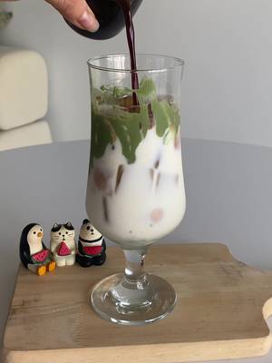 Pistachio coffee ☕️ has been on my wait list but never made it so I tell myself today no matter what I will make my first pistachio latte! And! It turns out I did everything wrong I guess 🤣 or I bought the wrong pistachio spread? Because it’s hardened and not melting 🙈 Will I make it again? No!😭 too sweet and maybe I don’t really like pistachios 🙈 So this is a failed! But at least the coffee itself is good that I drank it all💓