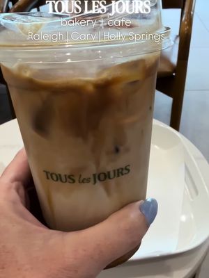 Tous Les Jours is a French-Korean bakery café where the pastry case is a whole experience, flaky croissants, pillowy milk bread, and treats you won’t find just anywhere. Pair it with a coffee and you’ve got the perfect afternoon. 📍 Raleigh • Cary • Holly Springs #RaleighEats #RaleighFoodie #CaryNC #HollySpringsNC #RaleighNC TriangleEats VisitRaleigh 919Eats RaleighCoffee CaryFoodie