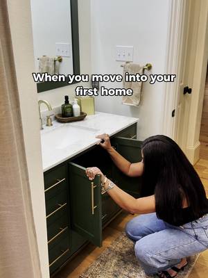 Before you fully settle in, make sure you don’t forget these essentials ↓ ✔️ Change the locks ✔️ Locate the water shutoff valve ✔️ Deep clean before unpacking ✔️ Check smoke detectors + filters ✔️ Document any issues immediately Most first-time homeowners don’t lose money on the house itself they lose it on the things they overlook after moving in. #FirstTimeHomeBuyer #HomeownerTips #MovingDay #NewHomeTips 