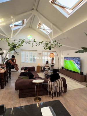 World Cup in 2 weeks, at my apartment is where we’re at 😎 #boyapartment #loftapartment #boysnight #malefriendships #londonapartment 