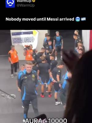 😤 Lionel Messi’s chances of anchoring Argentina’s title defense at the 2026 World Cup remain highly favorable, though bound to his physical condition. Turning 39 this summer, the Inter Miami talisman has shifted from his initial post-Qatar retirement hints toward a flexible “game-by-game” approach. Relocating to MLS has lowered his weekly physical toll, keeping him sharp for the Albiceleste, where coach Lionel Scaloni and teammates openly guarantee him a roster spot. If his body holds up, a historic sixth tournament appearance awaits, placing back-to-back global trophies within reach. (Via TT: rodrigiliberti) #foryou #messi #argentina #worldcup #trending 