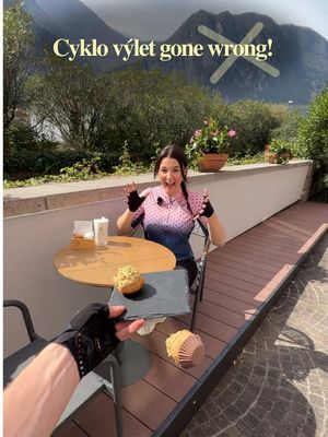 Říkala jsem si, že tenhle náš “nepovedený” plán zůstane jen v mé galerii, ale tak prostě né vždy vše vyjde Instagram růžově 😆👀 #couplefun #cyklovylet #lagodigarda #cycletrip #nakole 