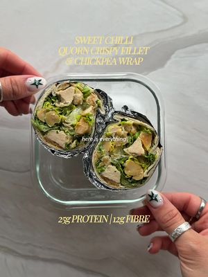 ad MY SWEET CHILLI LUNCHBOX with @Quorn !! 🌿 …hitting almost 50g protein & a good old wedge of the daily fibre intake too!  To celebrate the launch of Quorn’s Sweet Chilli Protein Bites which are now available as part of the meal deal at Tesco, I thought I’d recreate my own lunch creation.  The bites are GOOD diva & it’s so hard to find veggie snacks like these when you’re out & about! TO MAKE YOUR LUNCHBOX: 🌯 Sweet Chilli Crispy Quorn Fillet Chicken & Chickpea Wrap (25g Protein | 12g Fibre*) - 1 Crispy Quorn Fillet  - 1 Baby Gem Lettuce - 3tbsp Chickpeas - Salt & Pepper - 1tbsp Skyr Yoghurt  - 1tbsp Mayo - 1tbsp Sweet Chilli Sauce  - 1 Wrap  Pop your fillet onto cook, chop up the lettuce and chickpeas and combine everything before folding everything into a warm wrap.  🌶️ Hummus & Sweet Chilli with Cucumber (4g Protein | 3g Fibre*) - 3tbsp Hummus - 1tbsp Sweet Chilli  - 1/4 Cucumber  - Smoked Paprika Layer the sweet chilli onto the hummus with a little smoked paprika and slice the cucumber into sticks. 🌿 Quorn Sweet Chilli Protein Bites (9.9g Protein | 1.7g Fibre) Nothing to prep, just grab & GO! 🍯 Yoghurt with Frozen Raspberries, Honey & Dark Chocolate Chunks (11g Protein | 4.5g Fibre*) - 120g Skyr Yoghurt  - 1/2 Cup Frozen Raspberries - 1tbsp Honey  - 1tsp Dark Chocolate Chunks Layer everything onto your yoghurt & enjoy!  Quorn Protein Bites now available to shop at Tesco. 🛒🛒🛒 xx (*based on approximations)