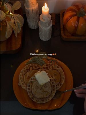 autumn mornings will be here before we know it 🍁🍂🧸 #autumnmorning#fallvibes#gilmoregirls#videodiary#2000s  pumpkins, fall breakfast, iced coffee, cinnamon scents, halloween  