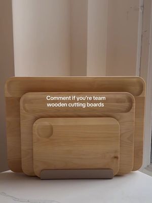 Here’s the ☕ behind wooden cutting boards: - plastic boards get covered in knife grooves that trap bacteria + old food residue 😵‍💫 - every slice on plastic can release tiny microplastics into your food - wood naturally pulls bacteria below the surface, where it stops multiplying and dies Caraway Cutting Boards are made with FSC-certified birch wood + finished with food-safe mineral oil & wax ✨ #cuttingboard #woodcuttingboard #nontoxic #KitchenHacks #cleaning 