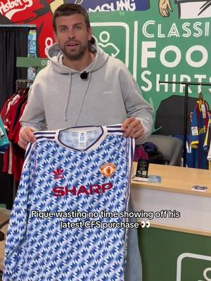 Pique wasted no time showing off his Manchester United 1990 Bringback shirt he picked up at our Miami store 💙 #pique #manchesterunited #mufc #miami #footballshirt 