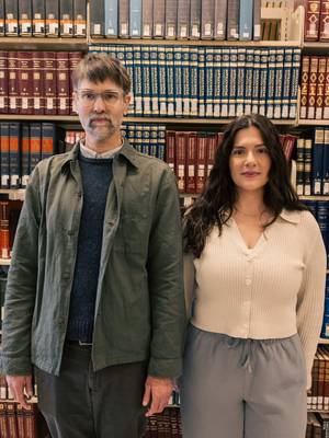 We took a behind-the-scenes tour of #UofT’s Robarts Library with librarian and podcast host Jesse Carliner, who recently dug into 50 years of the brutalist building’s history and secrets. That includes the question he gets asked most on tours: is Robarts sinking under the weight of all those books?  Spoiler: It’s just a myth. But there’s much more where that came from.  Hear more on The Unquiet Library, available wherever you get your podcasts. 🎧