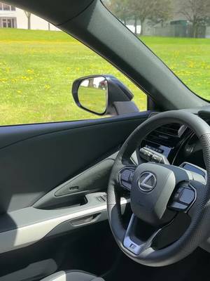 Today’s forecast calls for a 100% chance of driving with the windows down. - Les prévisions d’aujourd’hui annoncent 100 % de probabilités de rouler les vitres baissées. #LexusTX