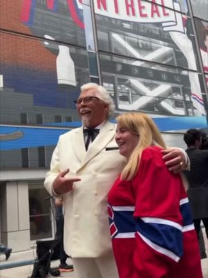 The Colonel 🤝 Montreal hockey fans.   Serving finger lickin’ good food and a city that shows up 🏒🍗