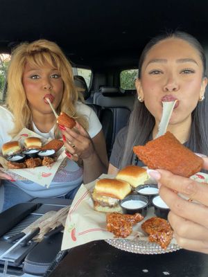 EATING CHILI'S WITH @lizzo IS MY DREAM DATE!!!! #chilipartner 