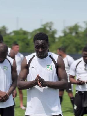 Partagez ce moment de communion avec l’équipe avant le début de l’entraînement du jour 🇨🇮👏🏽 #tiktokcotedivoire🇨🇮 #pourtoi #cotedivoire #tiktoksports #fifaworldcup 