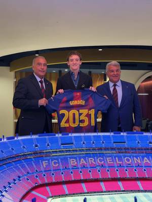 Welcome to the fam 💙❤️ @Anthony Gordon #fcbarcelona #barçaontiktok 