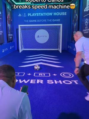 ROBERTO CARLOS SMASHES FOOTBALL SPEED MACHINE 🤯  #frontthree #robertocarlos #playstationhouse #uclfinal 