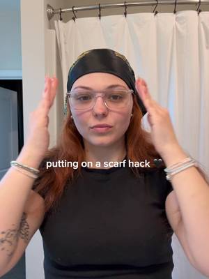 okay okay another scarf tutorial but this time with clips 🫶🏼🖤 the clips make the scarf tighter so it doesn’t slide as much!  #headscarf #hair #hairtutorial #hairstyle #summerhair 