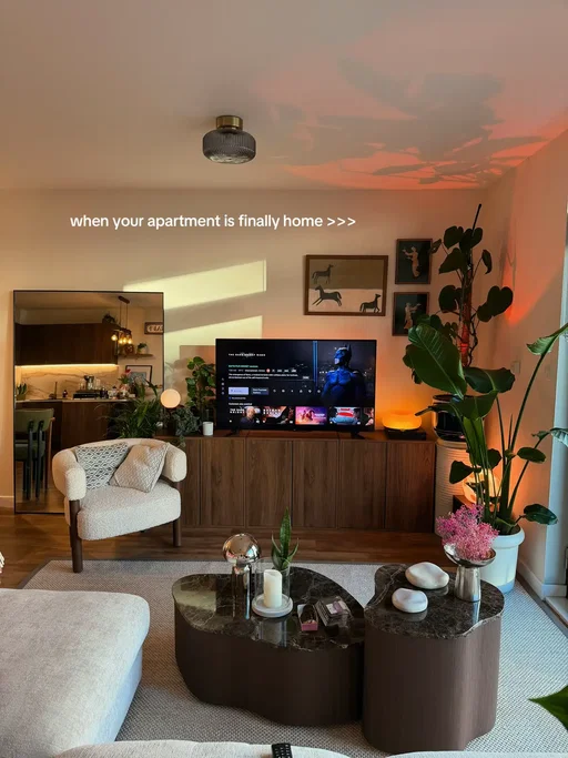 first day back in the apartment after our holiday and it’s feeling like home 🙂‍↕️  #midcenturymodern #interior #homedecor #apartmentdecor #homeinspo 