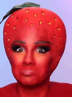 strawberry makeup look.. literally 😅🍓  _ #makeuphacks #makeuptransformation #strawberry #moranguete #strawberrymakeup 