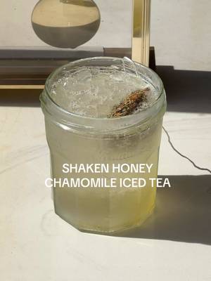 shaken honey chamomile iced tea ✨🌼 recipe: 〰️honey 〰️ice 〰️chamomile tea bag 〰️water 〰️freeze dried fig #homecafe #refreshingdrink #icedtea #teatime #shakentea 