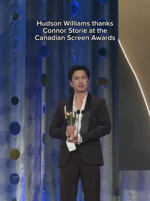 Hudson Williams thanks Connor Storrie at the Canadian Screen Awards #cdnscreenawards #hudsonwilliams #heatedrivalry #canadianscreenawards #connorstorrie 