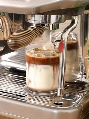 🇬🇧🇩🇪 Day in the life of a coffee addict ☕️  🇩🇪 Wie ihr sehen könnt: Ich trinke eine Menge Kaffee! :D Und nach Jahren des Testens kann ich euch sagen, dass @Sage Appliances die beste Wahl für eure Kaffeemaschine ist! Ein echter Gamechanger für mich sind die Cold Coffee Features der Maschine (Cold Brew + Cold Espresso), die perfekt zu meiner Lust auf Iced Coffee an sonnigen Tagen passen ☀️ Ganz nach dem Motto: „Eine Maschine, Millionen von Morgenstunden“ findet jeder seine perfekte Maschine in der großen Auswahl von Sage!  Wirklich für jedes Budget gibt es die passende Option und dabei immer mit höchster Qualität. Mein Favorit ist die Barista Touch Impress, die ich nun seit 3 Jahren täglich benutze 🫶🏽 Ich bin so stolz darauf, ein #sagepartner zu sein 🎊🙌🏽 🇬🇧 As you can see: I drink a lot of coffee! :D And after years of testing I can tell you that @sageappliancesde is the way to go for your coffee machine!  Gamechanger for me are the Cold Coffee Feautres the machine has (cold brew + cold espresso) which are perfectly suited for my iced coffee cravings on sunny days ☀️ In line with the motto “One machine, millions of mornings”, everyone can find their perfect machine in Sage’s wide range of products! There’s truly a suitable option for every budget, all while delivering the highest quality. My favorite is the Barista Touch Impress which I’ve been using daily for 3 years now 🫶🏽  I’m so proud about the fact that I‘m a #sagepartner 🎊🙌🏽 #coffeeathome #espressomachine #icedcoffee