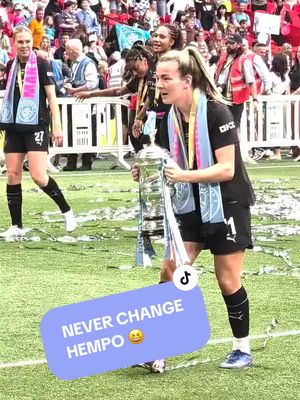 Don’t worry Hempo, no one saw that 😅🏆 #AdobeWomensFACup #woso 