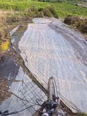Slab track at Dyfi Bike Park is looooose! Enjoying pushing hard on the DH bike 💪 filmed on @insta360 official #AcePro2 #insta360 