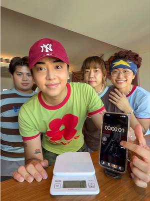 Clock determines the weight CHALLENGE! 😎⏰ with the family at the @Marriott Bonvoy x @TWICE W Osaka room! 💕 #familychallenge #game #japan #familygame #family 