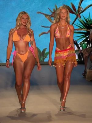 When you and your gal are so in sync no one can stop you 💁‍♀️✨ #miamiswim #Runway 