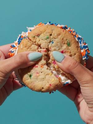 🏀 KNICK-FETTI IS BACK 🏀 The cookie New York’s been waiting for is back just in time for the Finals. Confetti chewies stuffed with buttercream and rolled in blue, orange & white sprinkles. 💙🧡🤍 Available starting today at all NY, NJ, and CT locations. LET’S GO KNICKS! 🏀🍪 #ChipCityCookies #KnickFetti #LetsGoKnicks #NBAFinals 