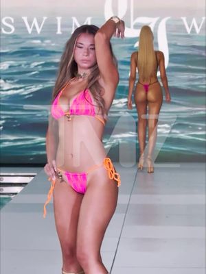 Sophie Rain and the Bop House girls made a splash at Miami Swim Week, turning heads as they took over the runway. 🔥👙 🎥: Creators Inc. 