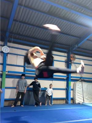 How does he make it look so easy?? 🥵🔥 #tricking #sports #fyp #foryou #viral 