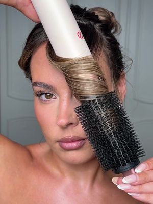 Cassie euphoria messy bun tutorial ✨🤍 #cassieeuphoriahair #hairtutorial #messybuntutorial #fringestyling @Kérastase hair elixir oil @Living Proof, Inc. flex hair spray 
