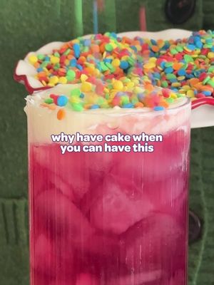 Who ever said sprinkles were a bad thing 😌 #dotcake #proteinsoda