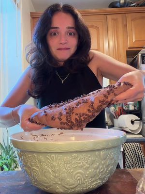 🍫 MAKING AN ELOISE DOUBLE CHOCOLATE SOURDOUGH LOAF, something about this dough doesn’t feel right… recipe used below (this makes 2 loafs): - 250g active sourdough starter (eloise) - 700g warm wate  - 100g brown sugar - 100g cocoa powder - 4 tsp salt - 950g bread flour #eloise #sourdough #sourdoughbread #homemadebread #sourdoughstarter 