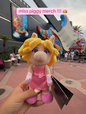 miss piggy, girl, i love you 👑🐷  #disney #muppets #misspiggy #merchandise #shopping 