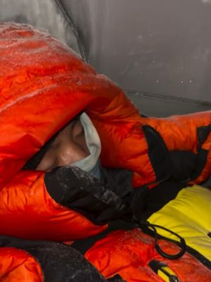 Sleeping at 8000m up on Everest 🥶 ( 🎥 @nangpemba ) #Unreel #Extreme #Mountaneering #Everest #ClimbingEverest